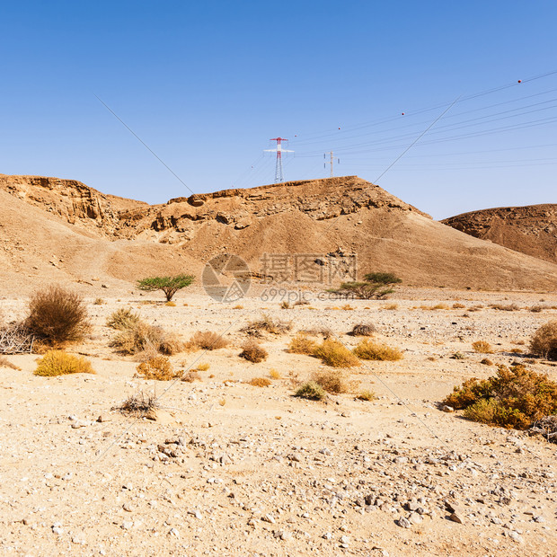 中东地貌平原上的电线以色列内盖夫沙漠的落基山岩层令人窒息地貌