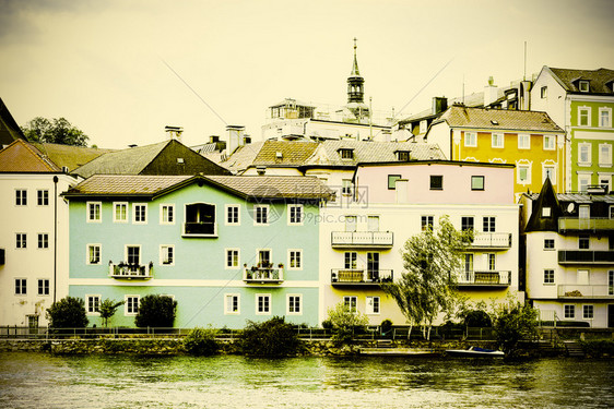 奥地利Traun河岸和传统建筑图片