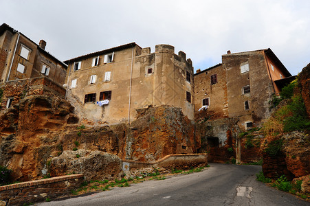 意大利中世纪城市的建筑狭窄街道窗户和百叶石路古代精神图片