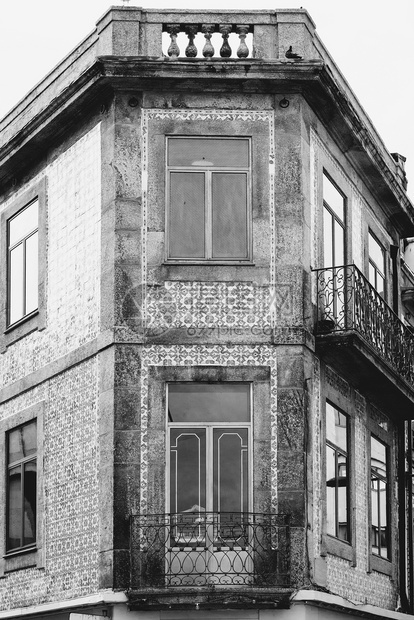波尔图市中心与葡萄牙传统外墙的景象图片