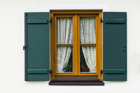 奥地利一个小城镇典型的房屋窗户在雨季奥地利城市圣沃尔夫冈的家图片
