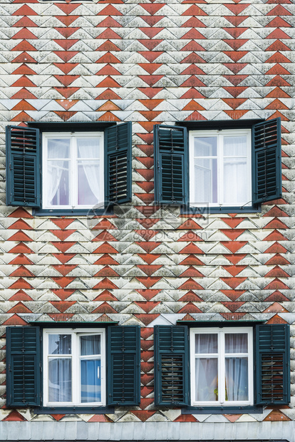 奥地利一个小城镇的所房屋典型窗户雨季在奥地利格蒙登市的家中图片