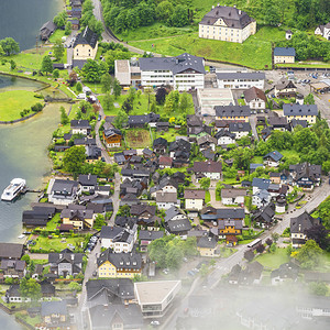 奥地利Hallstattersee的雨和云鸟儿对奥地利Hallstat市上晨雾的目视图片