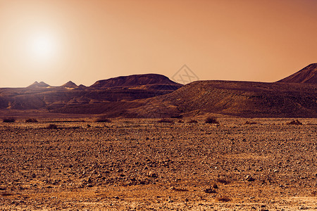 以色列内盖夫沙漠日落时山丘以色列南部岩层令人窒息的景象尘土被瓦迪斯山和深坑打断图片