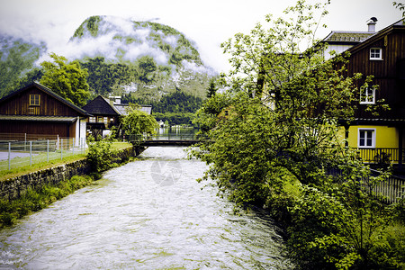 奥地利Hallstat村的堤岸上晨雾奥地利农村的雨和云图片