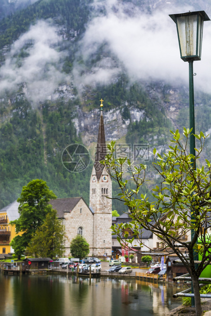 新哥特福音直接位于奥地利Hallstat中心在奥地利世纪小城市的雨晨雾和云中图片