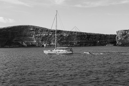 科米诺岛是马耳他群的一个小屿位于地中海马耳他和戈佐岛之间位于地中海的马耳他群岛和戈佐之间图片