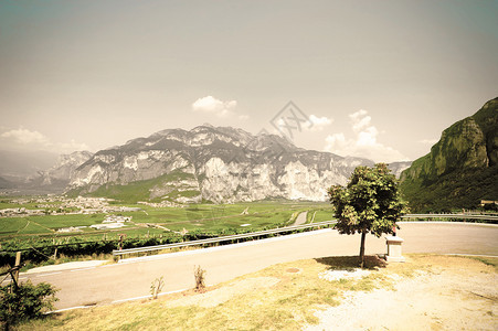 意大利阿尔卑斯山脚下葡萄园上的山地沥青路古老风格图片