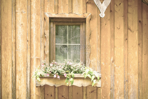 奥地利一个小城镇典型的房屋窗户在雨季奥地利哈斯塔特市的家中图片