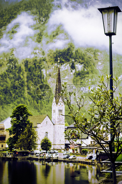 新哥特福音直接位于奥地利Hallstat中心在奥地利世纪小城市的雨晨雾和云中图片