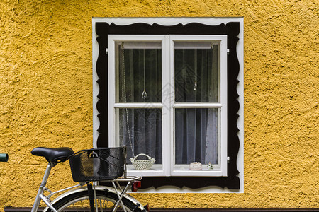 奥地利哈斯塔特市在雨季的家中骑车奥地利一个小城镇的所房屋典型窗户图片