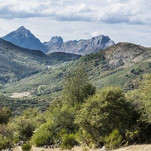 西班牙美丽的风景坎塔布里亚山脉的景色图片