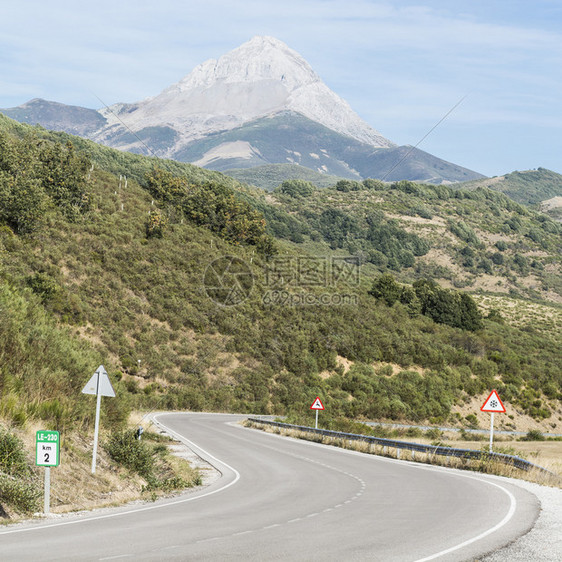 清晨西班牙欧洲峰风沥青路图片