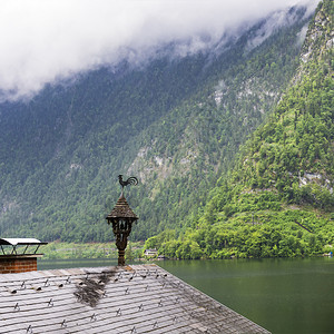 奥地利Hallstattersee的雨和云早上奥地利的风云覆盖着湖泊森林田地牧场草原和湿屋顶图片