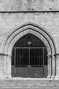葡萄牙教堂内庭院的钢铁墙门入口图片