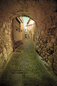 法国中世纪城市狭小的街道上石拱门图片