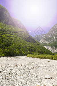 日出时意大利山干河床的景象图片