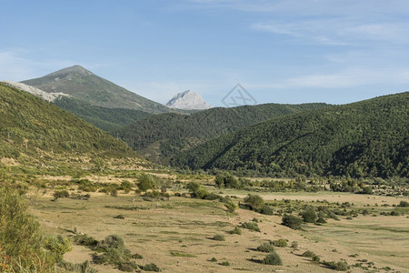 西班牙美丽的风景坎塔布里亚山脉的景色干河床在峡谷底图片