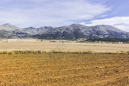 西班牙坎塔布里安山谷早晨西班牙风景山丘牧场和阳光图片