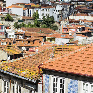波托市中心与葡萄牙传统外墙的景象图片