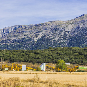 西班牙坎塔布里安山的实地工业企日出山丘牧场和阳光的西班牙风景图片