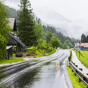 奥地利农村的雨沥青湿透了奥地利农村的雨水沥青图片