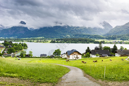 奥地利沃尔夫冈西的雨和云奥地利的湖泊森林田野牧场草原和村庄的风云在奥地利的风云中照亮图片