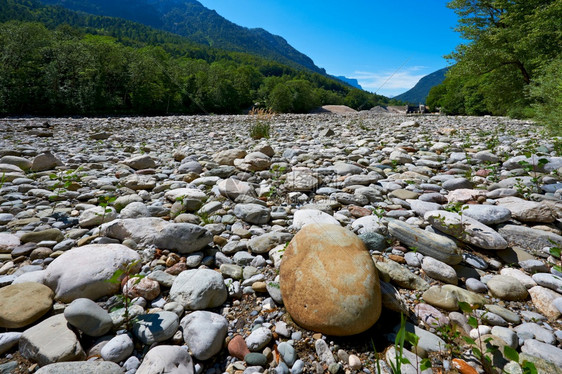 德国南部的质巴伐利亚阿尔卑斯山干河床的石头图片