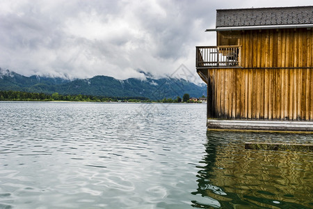 奥地利沃尔夫冈赛的雨和云早上在奥地利风景喷雾湖船库森林牧场草地和村庄图片