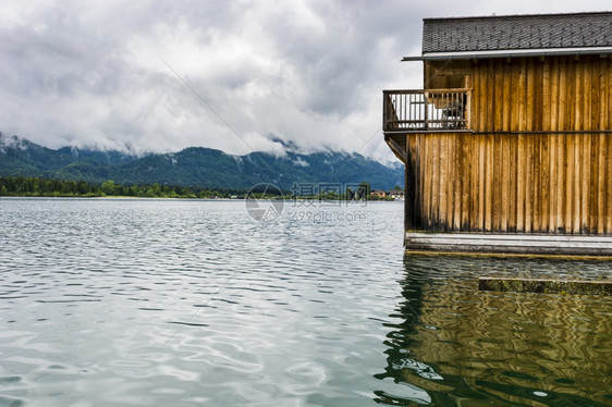 奥地利沃尔夫冈赛的雨和云早上在奥地利风景喷雾湖船库森林牧场草地和村庄图片