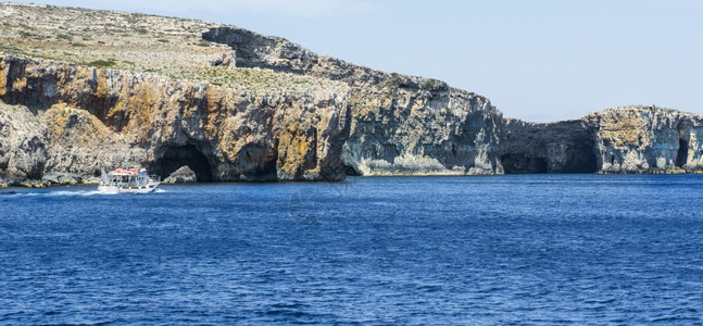 科米诺岛是马耳他群的一个小屿位于地中海马耳他和戈佐岛之间位于地中海的马耳他和戈佐岛之间图片