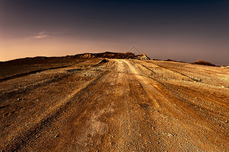 日落时以色列内盖夫沙漠的落基山以色列南部沙漠的风雕刻岩层图片
