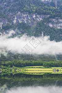 奥地利Hallstattersee的雨和云早上在奥地利风景喷雾湖森林田地牧场草和村庄图片