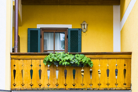 奥地利一个小城镇典型的房屋窗户在雨天奥地利城市圣沃尔夫冈的家中图片