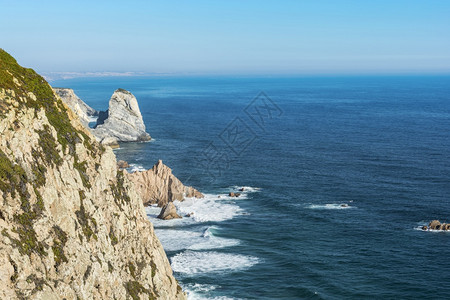葡萄牙大西洋的落岩海岸葡萄牙的大西洋葡萄牙海岸线的风景和质令人窒息图片
