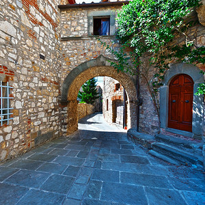 意大利老房子之间狭小的通道在中世纪的意大利小镇街上有拱门图片