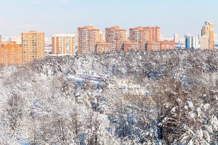 雪覆盖的蒂米里亚兹耶夫斯基公园和BolshayaAkademicheskaya街图片