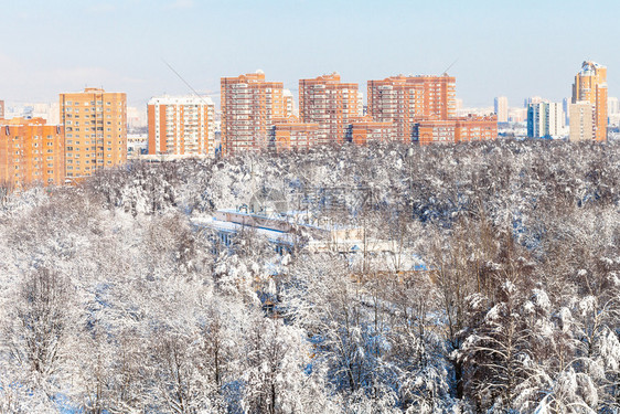 雪覆盖的蒂米里亚兹耶夫斯基公园和BolshayaAkademicheskaya街图片
