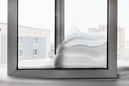 冬季莫斯科市住宅楼窗外的雪图片