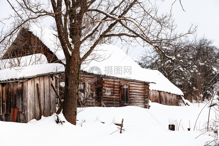 在俄罗斯莫伦克地区小村庄的冬季过日俄罗斯典型的老旧被遗弃典型农村住房图片