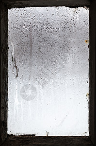 冬季在老旧农村的错误窗户表面从融雪中流下的水滴图片