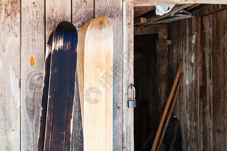 冬季在俄罗斯摩伦克地区俄罗村木棚附近的两对宽阔森林滑雪板图片