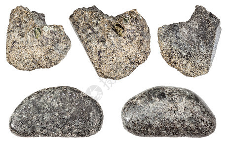 白背景上孤立的有各种PhillogopiteMica石块的多金属矿集图片