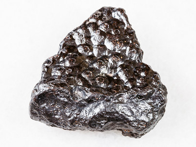 天然岩石标本摩洛哥白大理石底的赫马提块KidneyOre图片