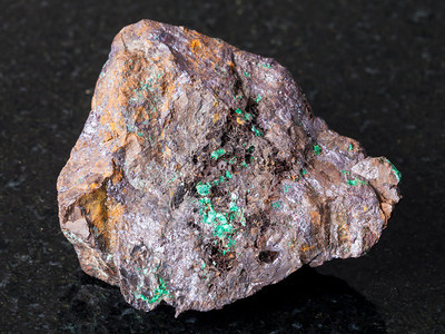 在乌拉尔山黑花岗岩上原Limonite岩石中自然矿物红杯矿石和绿色马拉奇特水晶图片