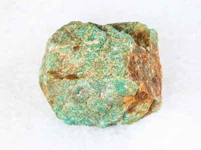 自然矿物乌拉尔山白大理石上的亚马逊原宝石图片