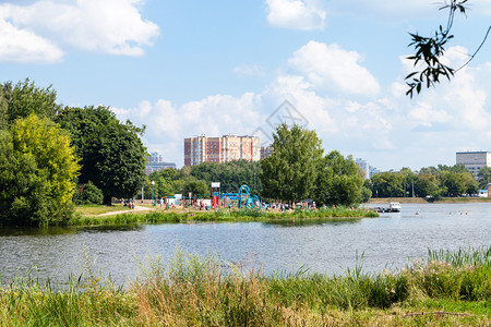 夏季莫斯科市蒂米里亚泽夫斯基公园大花园Academichesky池塘上的城市娱乐区图片
