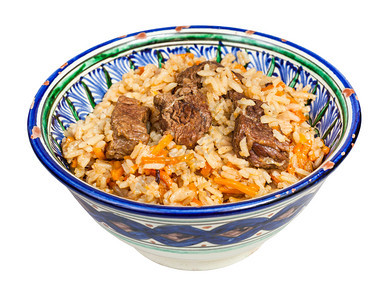以上是白种背景隔绝的传统陶瓷碗中烹制的pilau由含有肉和蔬菜的米饭中方亚洲菜盘图片