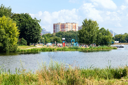 莫斯科市Timiryazevskiy公园大型花学术池塘的城市娱乐区图片