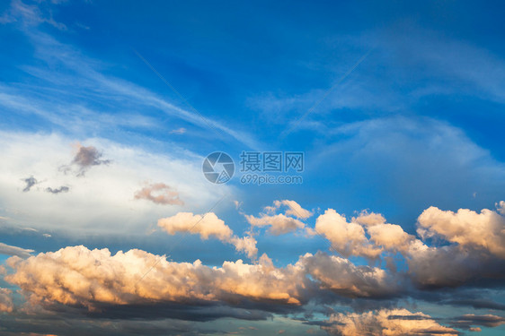 夏季日落时莫斯科上空深蓝天中的白云和黄图片